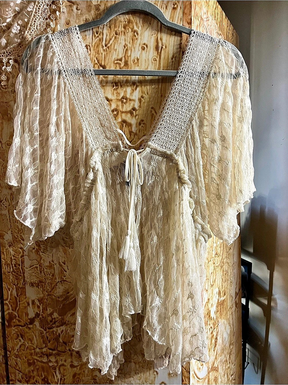 Daytrip Lace V-Neck Tunic in Cream Size Medium Like New